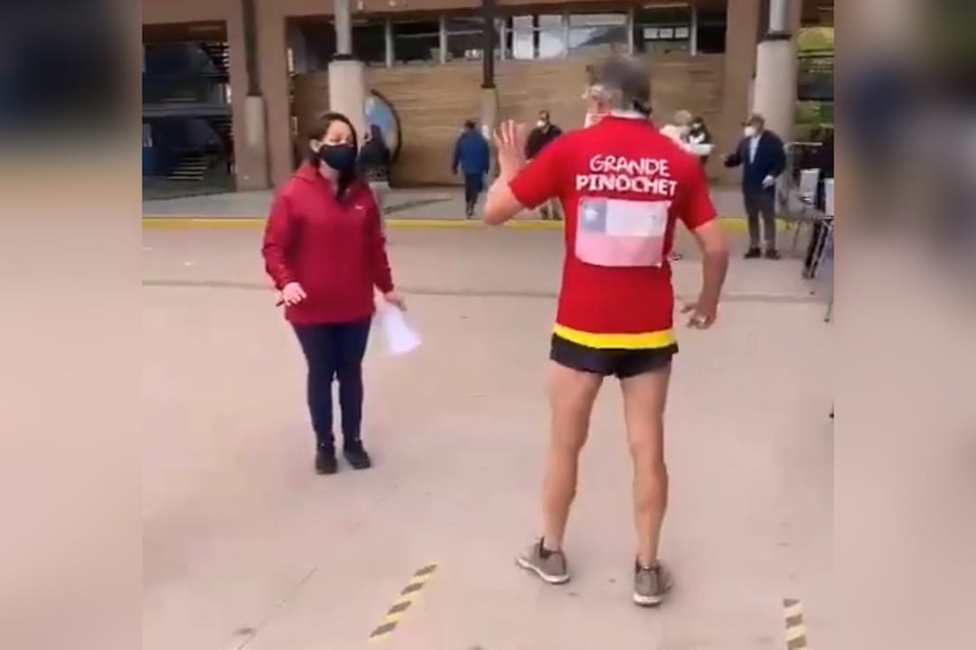 Desafiante actitud: Hombre fue expulsado de recinto de votación por llegar con polera de Pinochet