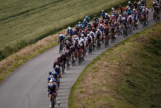 ¡Tremendo condoro! Aficionada quería lucir en televisión y provocó masivo accidente en el Tour de Francia