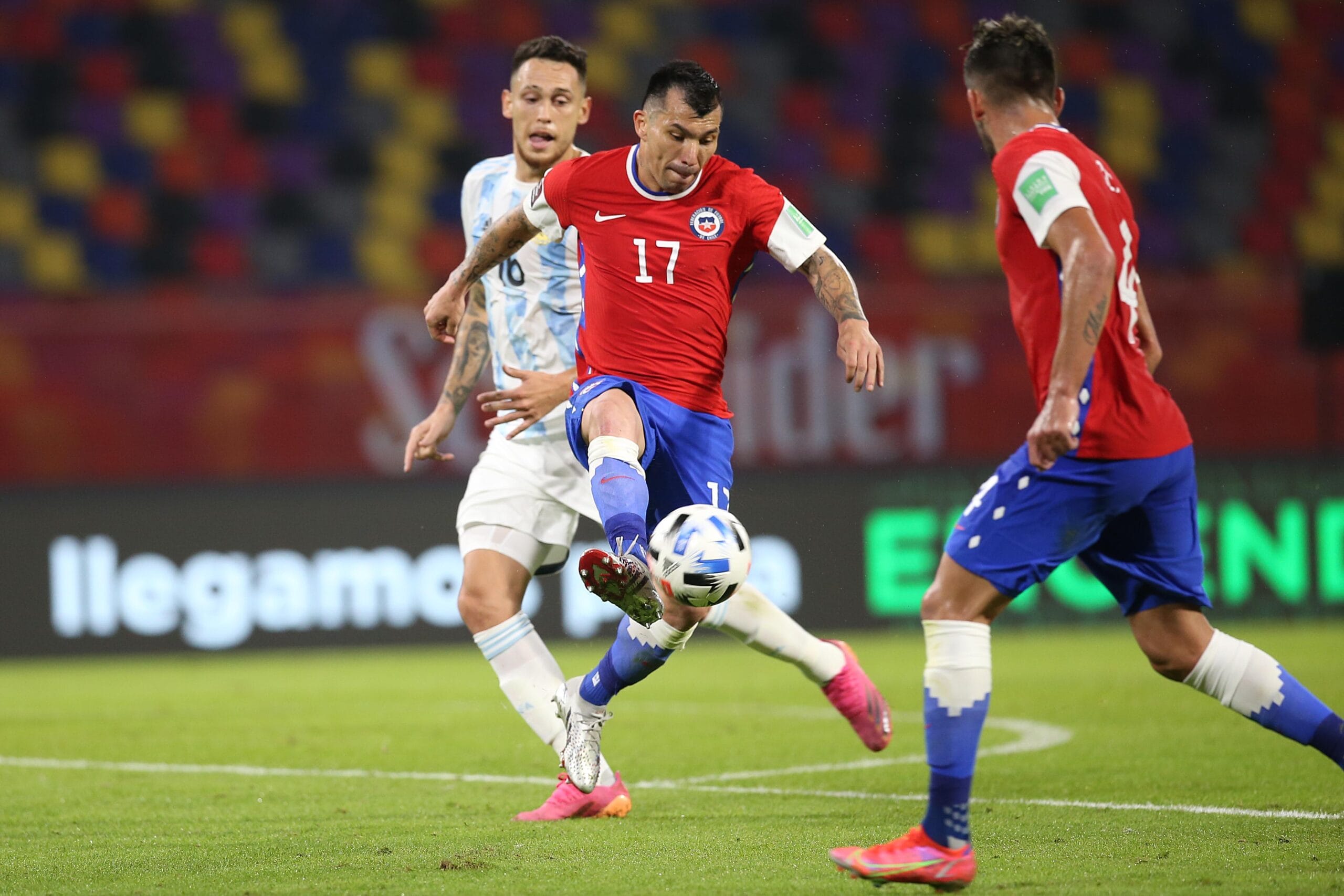 El trofeo de otro planeta que sumó el “Pitbull” Medel en Argentina