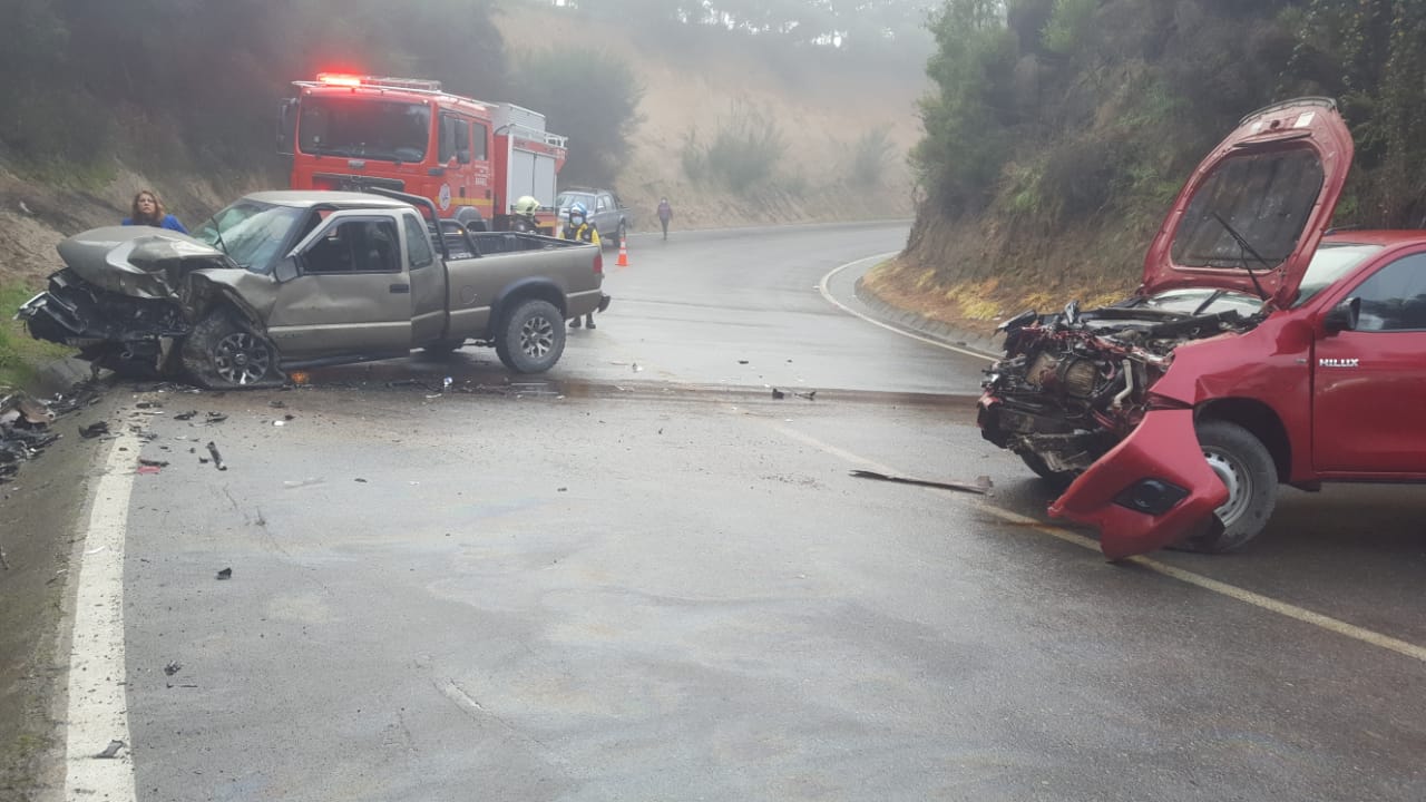 Dos personas lesionadas deja colisión de camionetas en enlace Itata hacia Rafael en Tomé