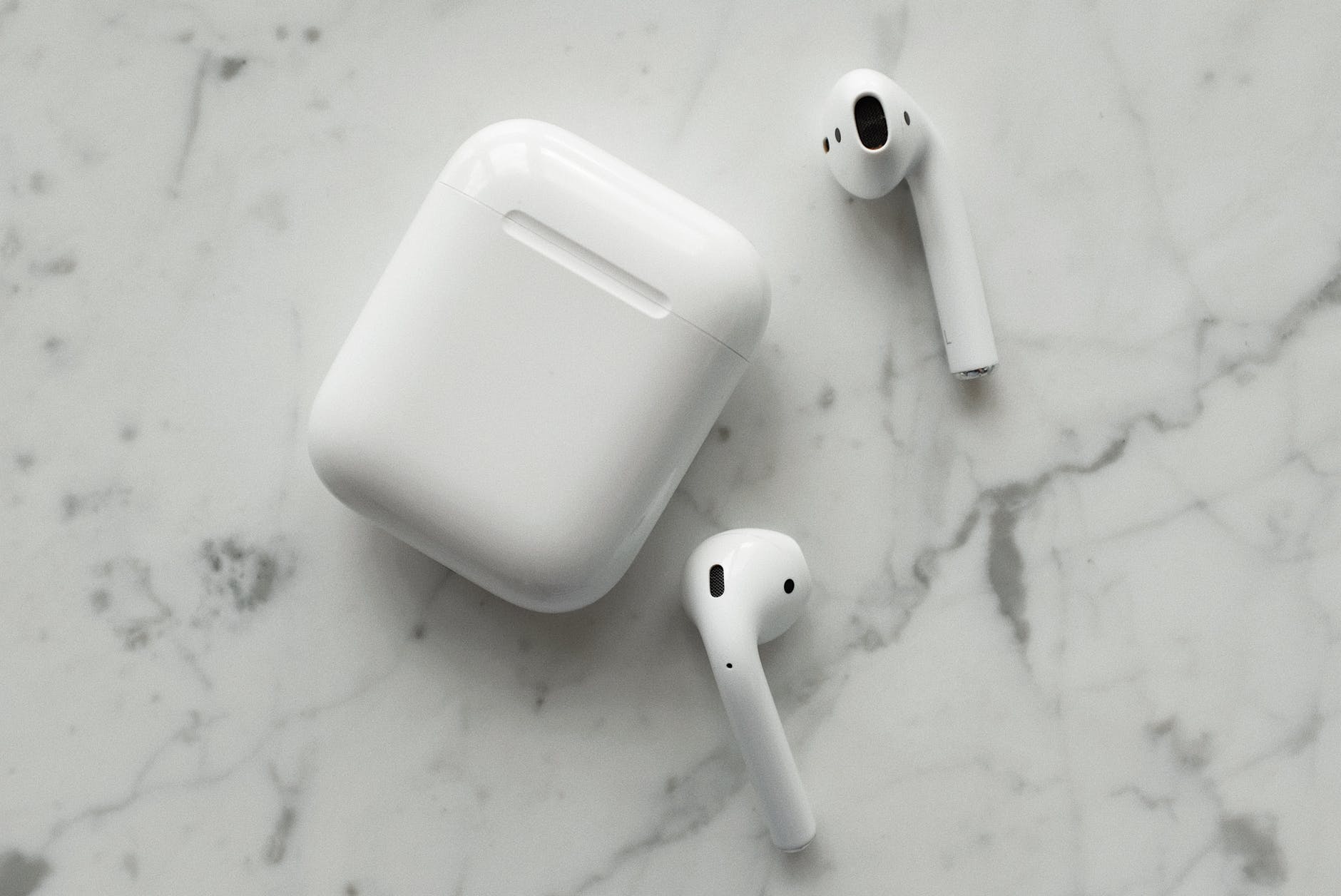 Hombre se tragó uno de sus AirPods mientras dormía: El audífono sigue funcionando