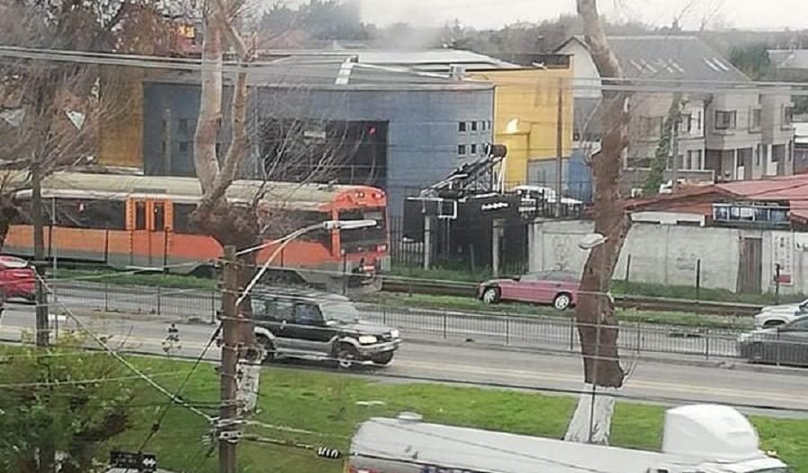 Accidente de tránsito bloqueó línea férrea en San Pedro de la Paz afectando servicios de Biotrén