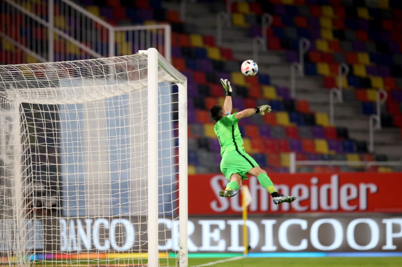 Las críticas de Claudio Bravo al árbitro Aquino: “Nos parecía extraño que estuviera alguien que no nos dejó sumar ante Uruguay”