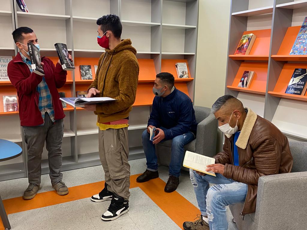 Regalan libros para bibliotecas de recintos penitenciarios en la Región del Biobío