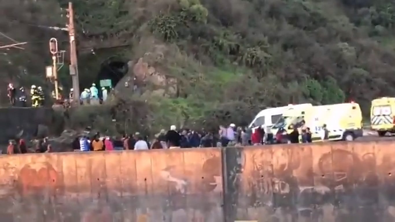 Una persona muerta y otra lesionada dejó caída de auto desde Cerro Chepe a línea férrea en Concepción