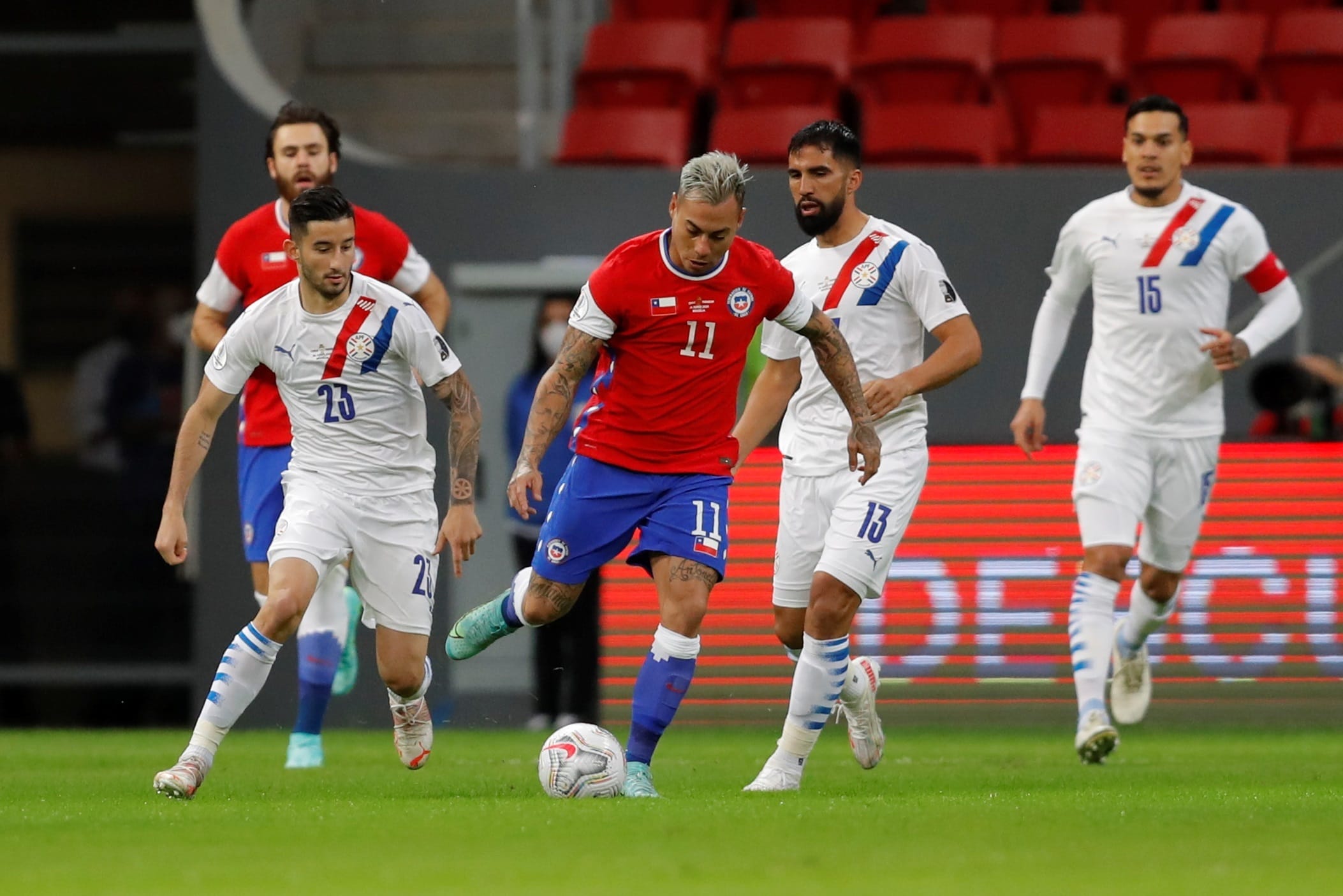 Chile sufre con el juego aéreo y se va en desventaja en la Copa América
