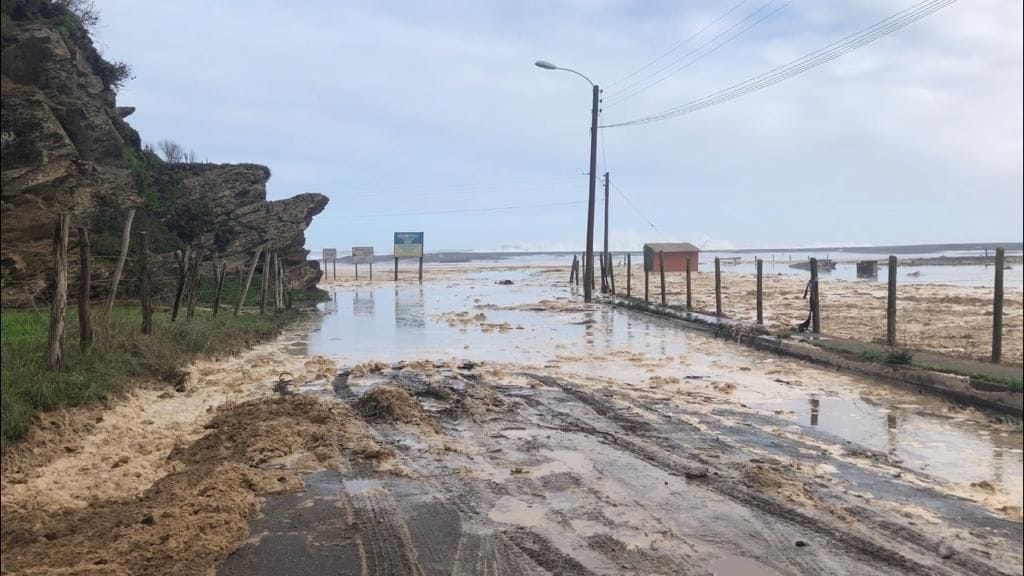 Intensas marejadas se han registrado en la zona costera de Cobquecura: durarían hasta el viernes