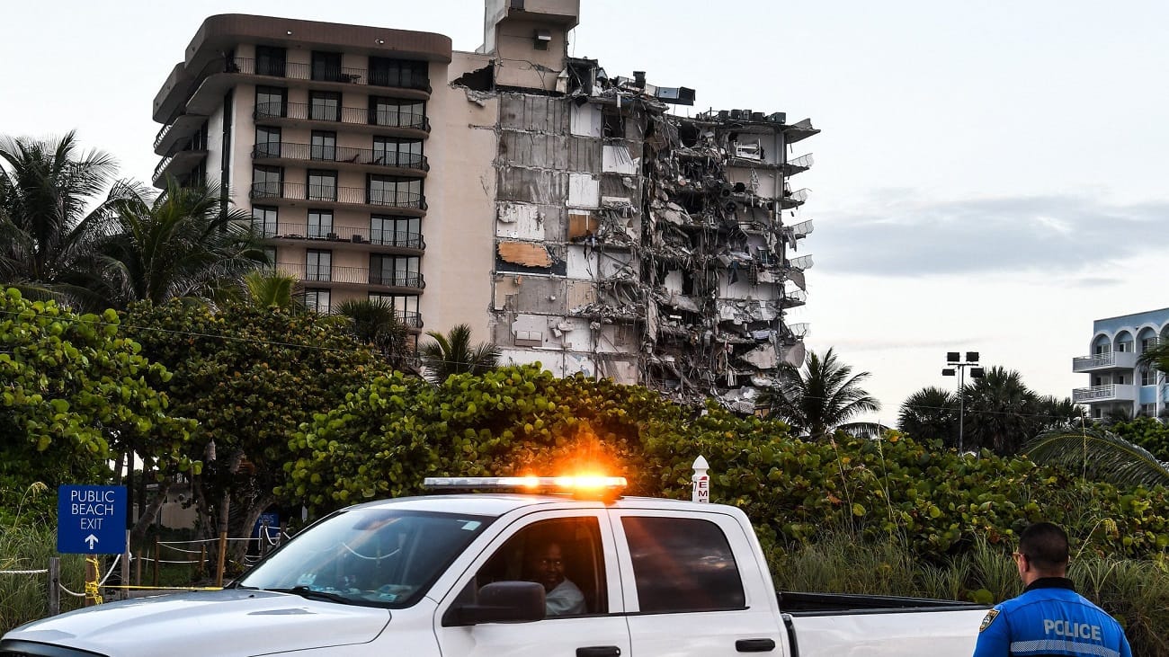 Al menos un muerto deja derrumbe de edificio en Miami