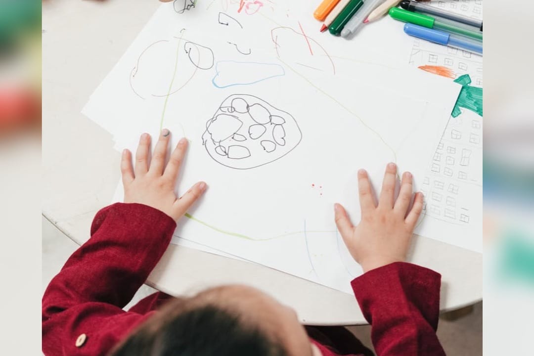 “Vas a tener problemas”: El reto de niña a su madre tras botar su dibujo a la basura