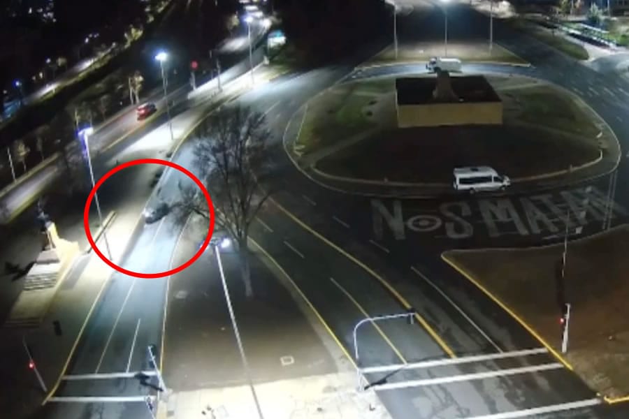 Cinco carabineros detenidos tras volcar en Plaza Baquedano: Cámara captó el violento accidente