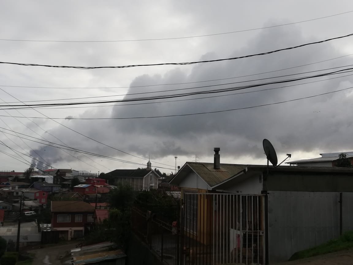 Enorme columna de humo es visible desde Enap en Hualpén