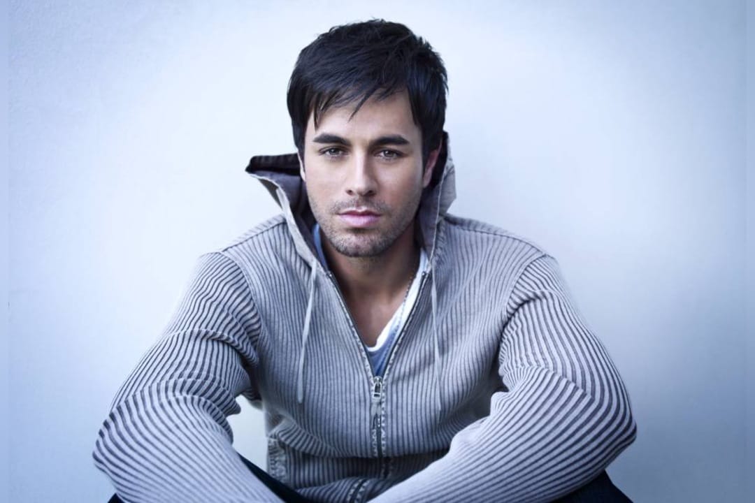 Enrique Iglesias se llenó de críticas tras ser captado balanceando a su hija desde un balcón