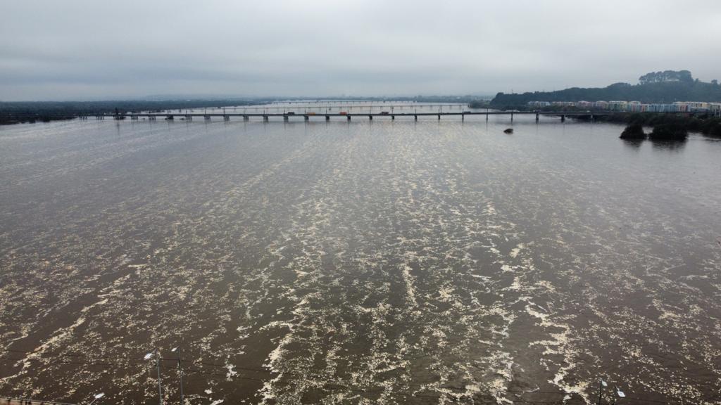 Explican fenómeno de “espuma blanca” que se percibió sobre el río Biobío