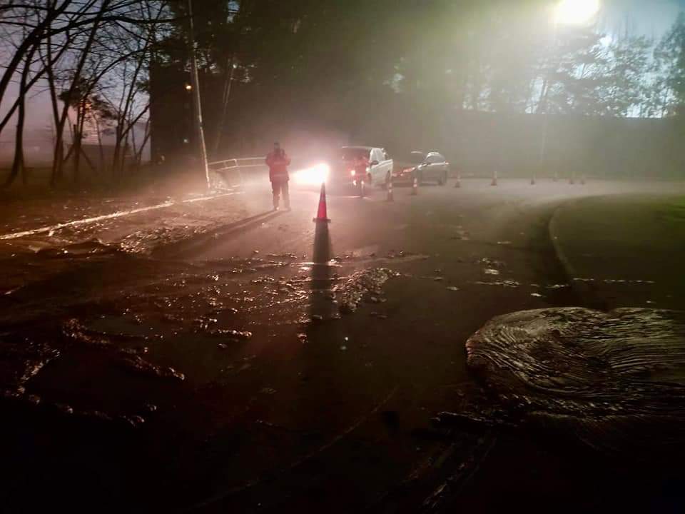 Camión volcó con 12 toneladas de lodo fecal en la Ruta 146 a la altura de Cabrero