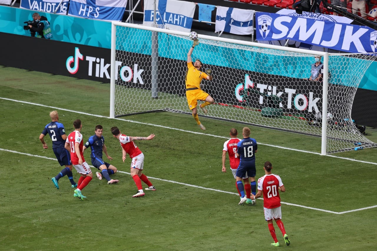 Dinamarca no pudo ganar ante la sorpresiva Finlandia y Eriksen habló con sus seres queridos