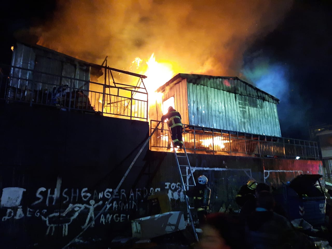 Incendio afecta a viviendas en Talcahuano y existe peligro de propagación