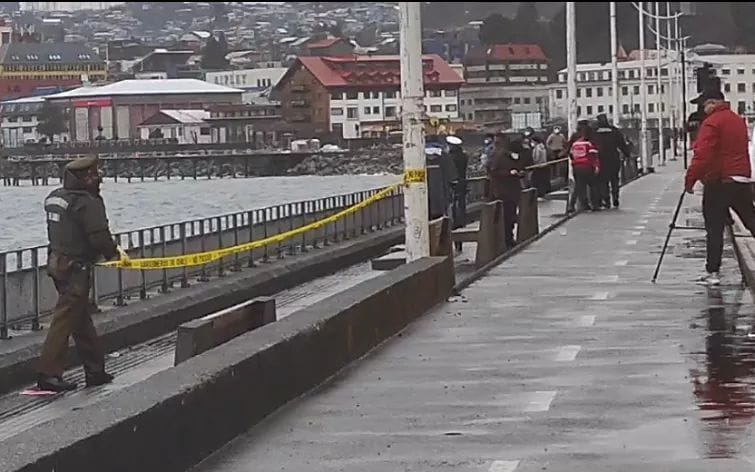 Cuerpo de mujer fue hallado flotando en la costa de Puerto Montt