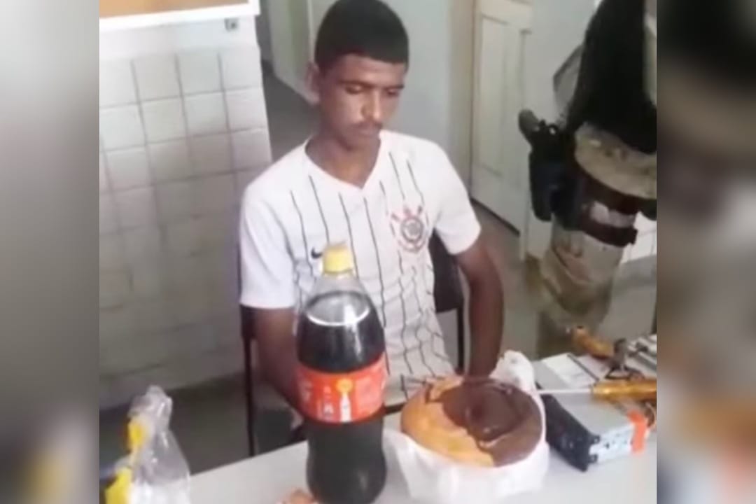 Joven es detenido en su cumpleaños y policías le regalan un pastel