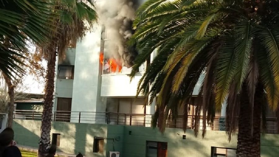 Incendio consume parte del edificio de la Escuela de Carabineros