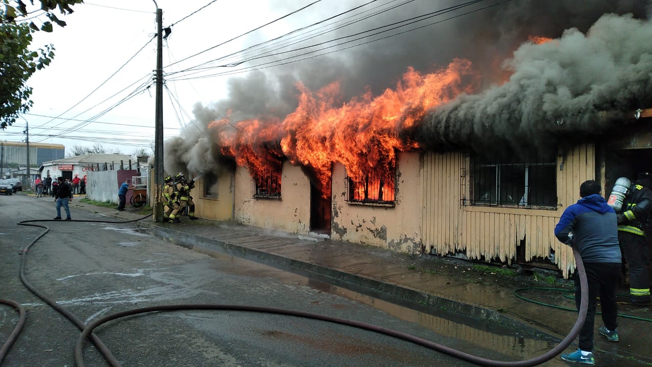 Tres viviendas consumidas por el fuego dejó incendio en población de Coronel