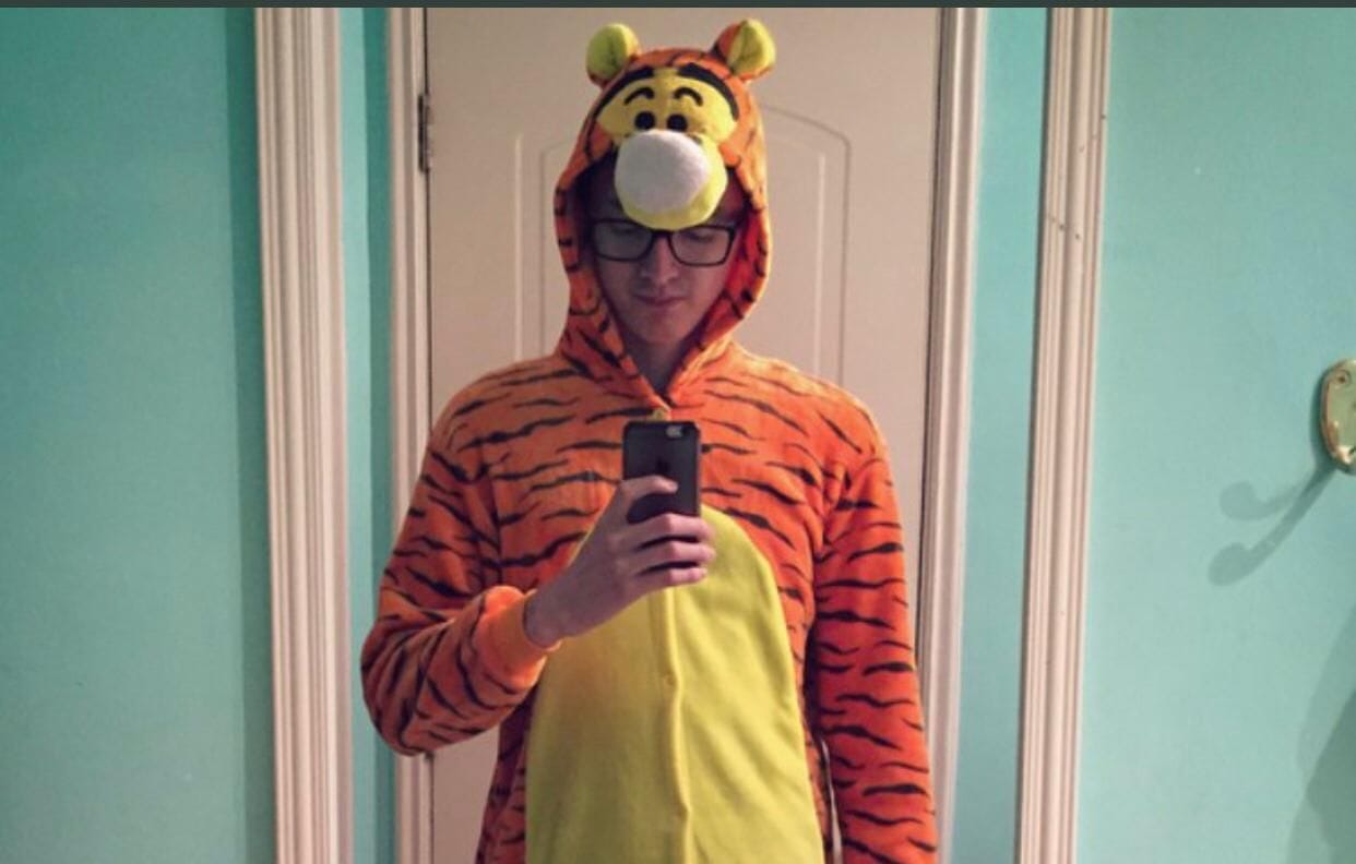Para alegrar las elecciones: Joven llegó disfrazado de Tigger a votar