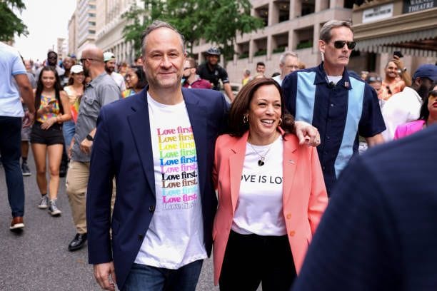 Kamala Harris participó junto a su esposo en marcha LGTBQ+ en Estados Unidos