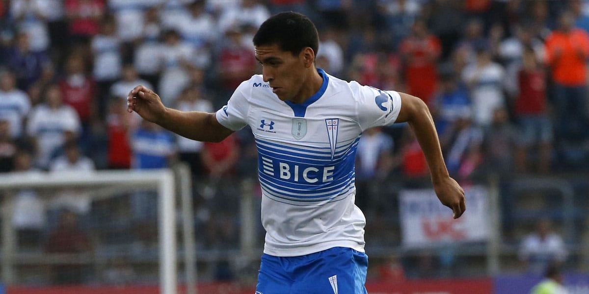 Uno de los nuevos talentos de la “Roja” llegó caminando hasta Juan Pinto Durán para embarcarse a la Copa América