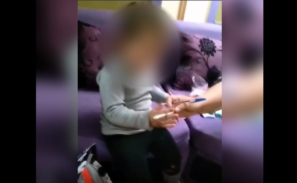 Indignación en Talcahuano por mamá que incentiva a hija de 3 años a fumar cigarro prendido