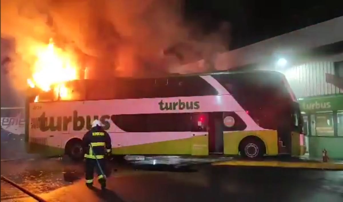 Bus de empresa Tur Bus se incendió en terminal de buses de Laja