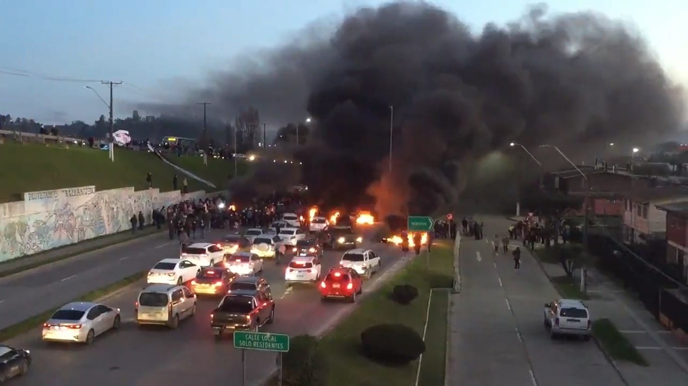 Pescadores industriales encienden barricadas y cortan ruta Concepción – Talcahuano a la altura del puente Perales