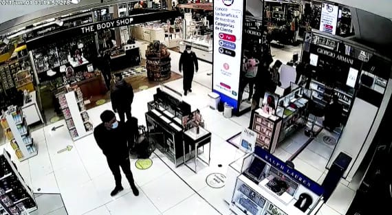 Sujetos robaron millones en perfumes desde Mall Plaza Trébol: Un detenido quedó en prisión preventiva