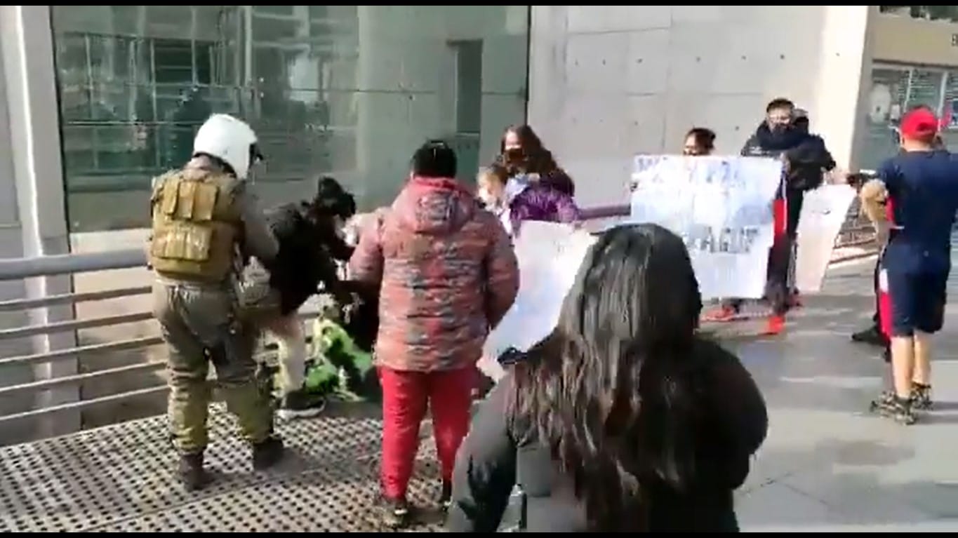 Mujer intentó quemarse a lo bonzo en las afueras del Centro de Justicia