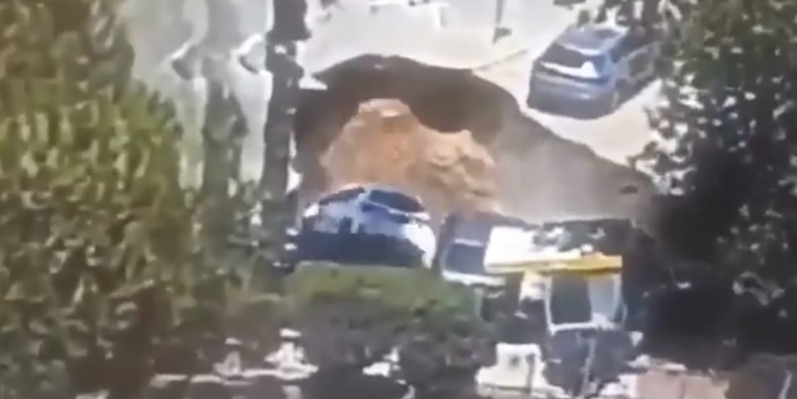Captan la formación de un enorme socavón que se tragó unos autos