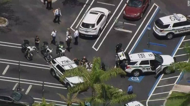 Tres muertos deja tiroteo en un supermercado de Florida