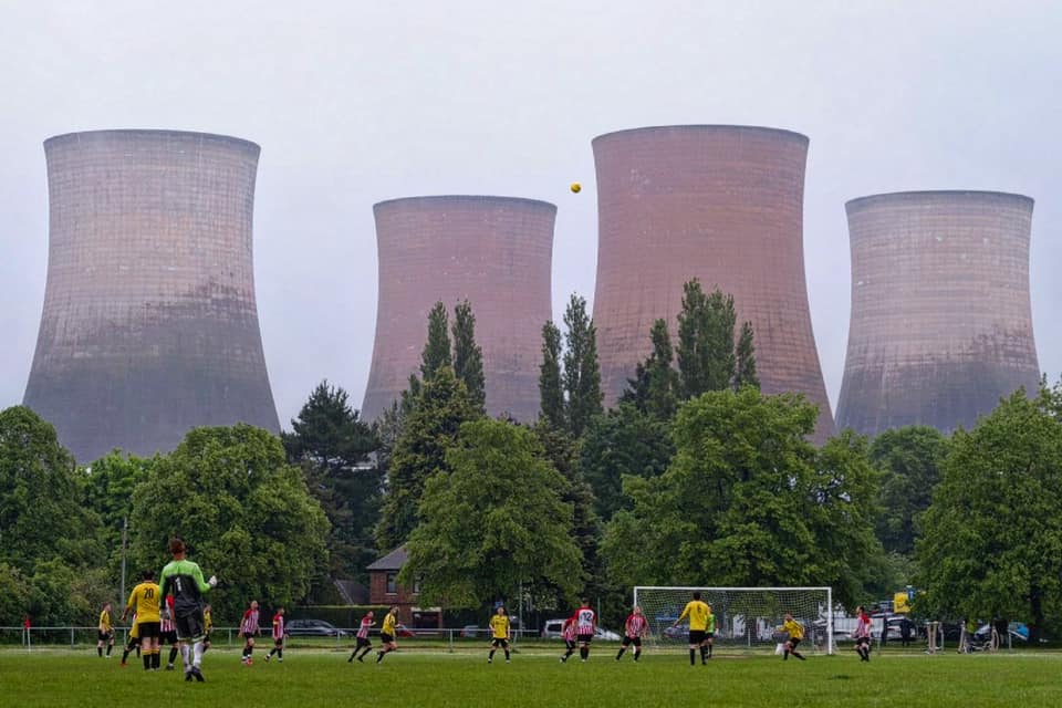 Insólito: un partido de fútbol en Europa fue interrumpido por una demolición