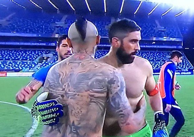 Reencuentro soñado: Bravo y Vidal volvieron a fundirse en un emotivo abrazo en la Copa América