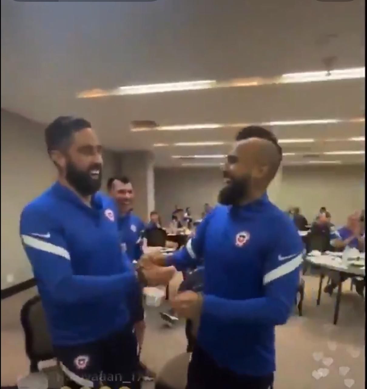 Saludo de los históricos: Vidal y Bravo mandaron mensajes a los “Albos” por su título