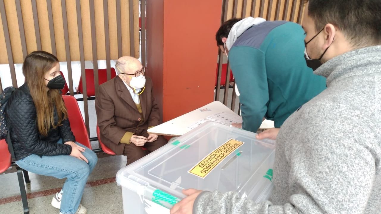 Adulto mayor de 94 años fue a votar a Concepción y destacó la importancia del proceso