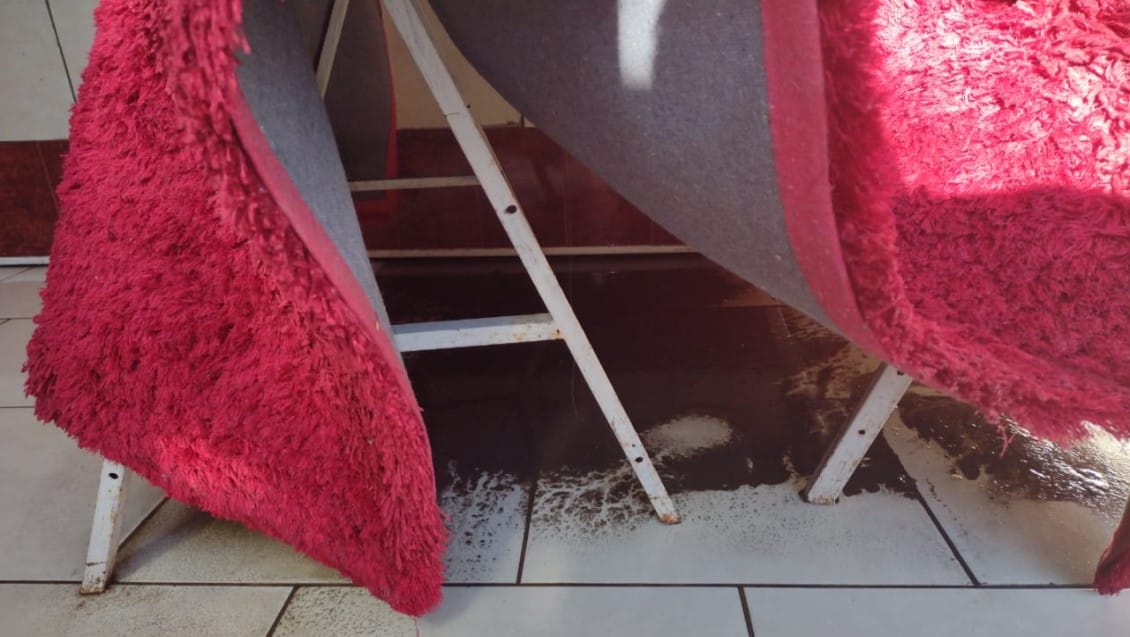 Familia de Concepción denuncia que su casa se inundó de aguas servidas tras rotura de matriz de Essbio