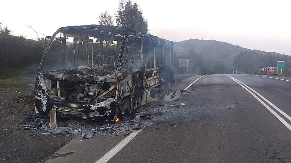 Encapuchados intimidaron a conductor y prendieron fuego a bus de pasajeros en Tirúa