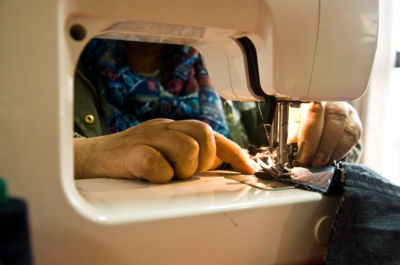 Adultas mayores de Barrio Norte se capacitarán en el oficio de la costura gracias a proyecto textil