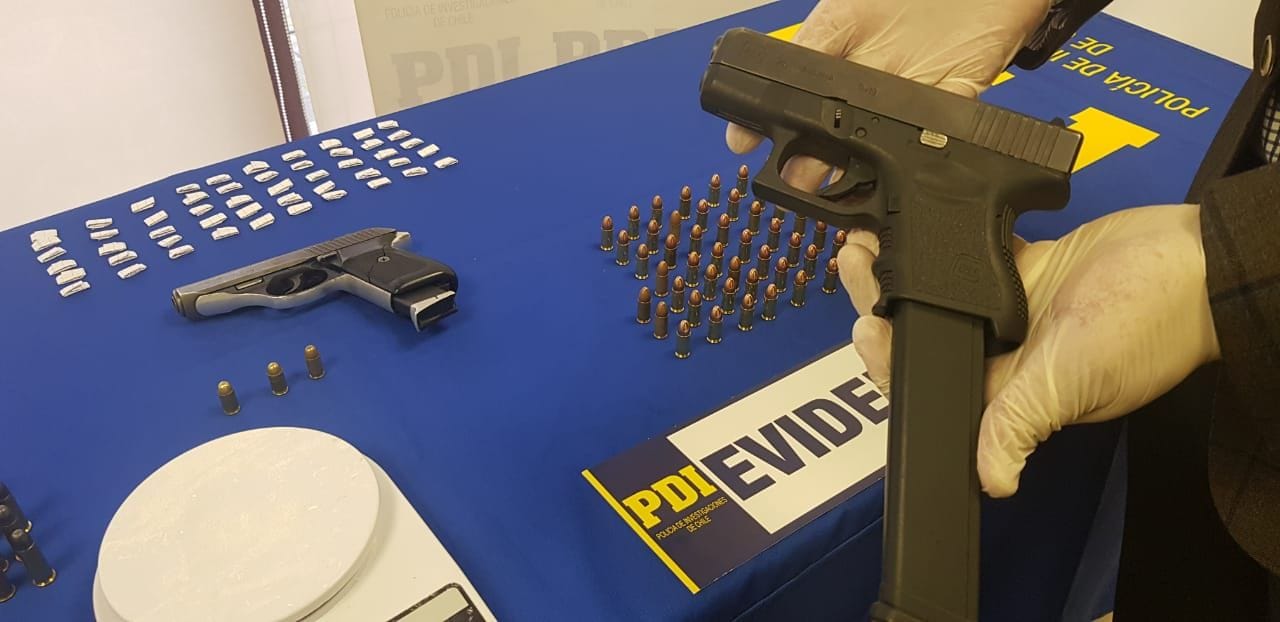 Mujer fue detenida en San Pedro de la Paz: tenía drogas y armas en su poder
