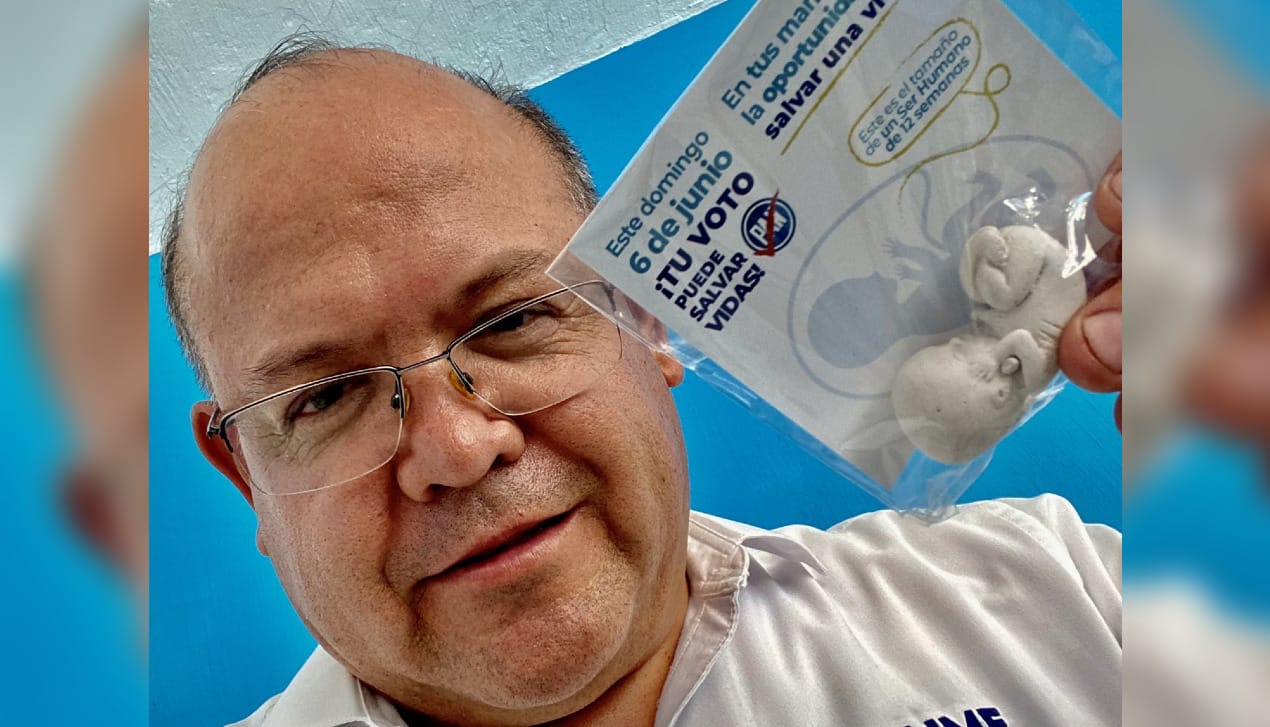 “Mostrando la realidad del aborto”: Candidato provida regala figuras de fetos para hacer campaña