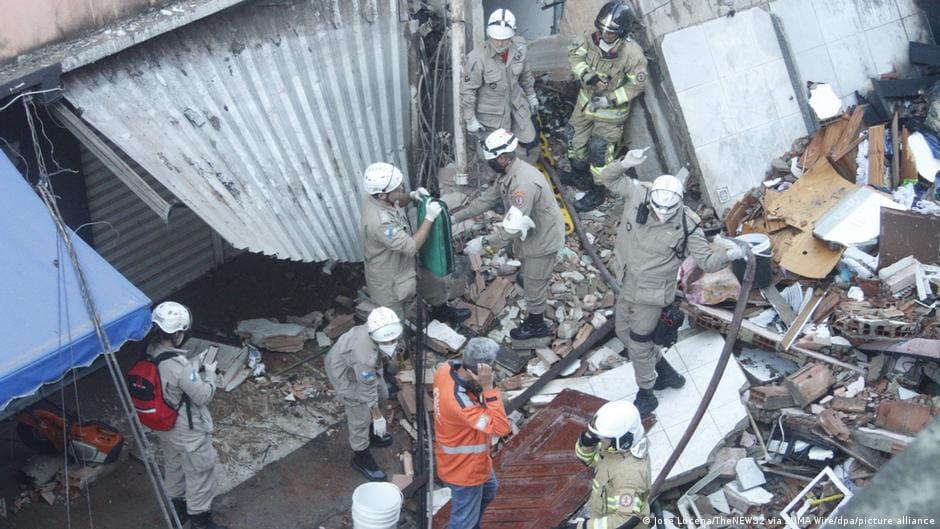 Edificio de cuatro pisos colapsa en Brasil y deja múltiples damnificados