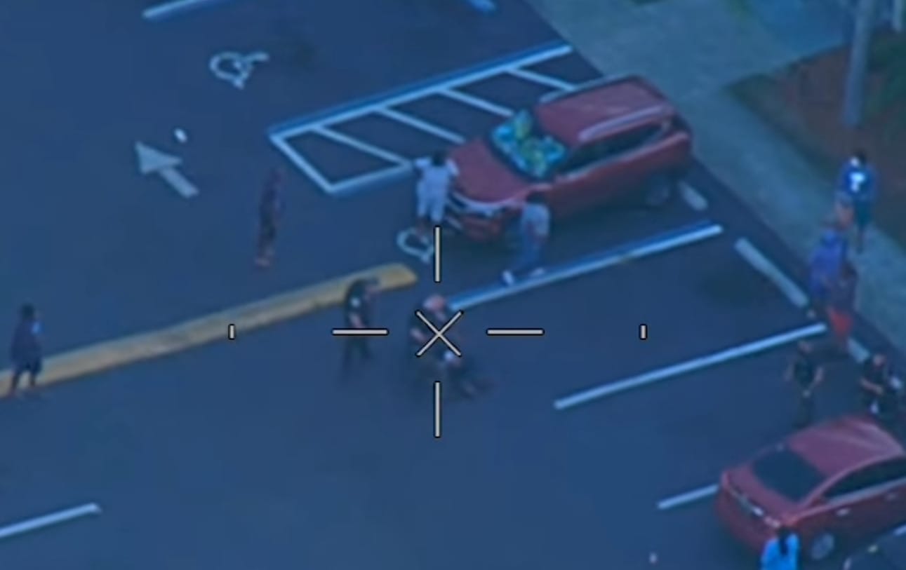 Hombre lanza a un recién nacido mientras escapa de la policía