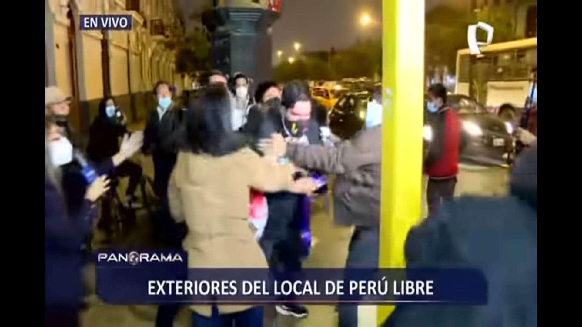 Periodista protagonizó batalla campal con manifestantes mientras cubría elección peruana