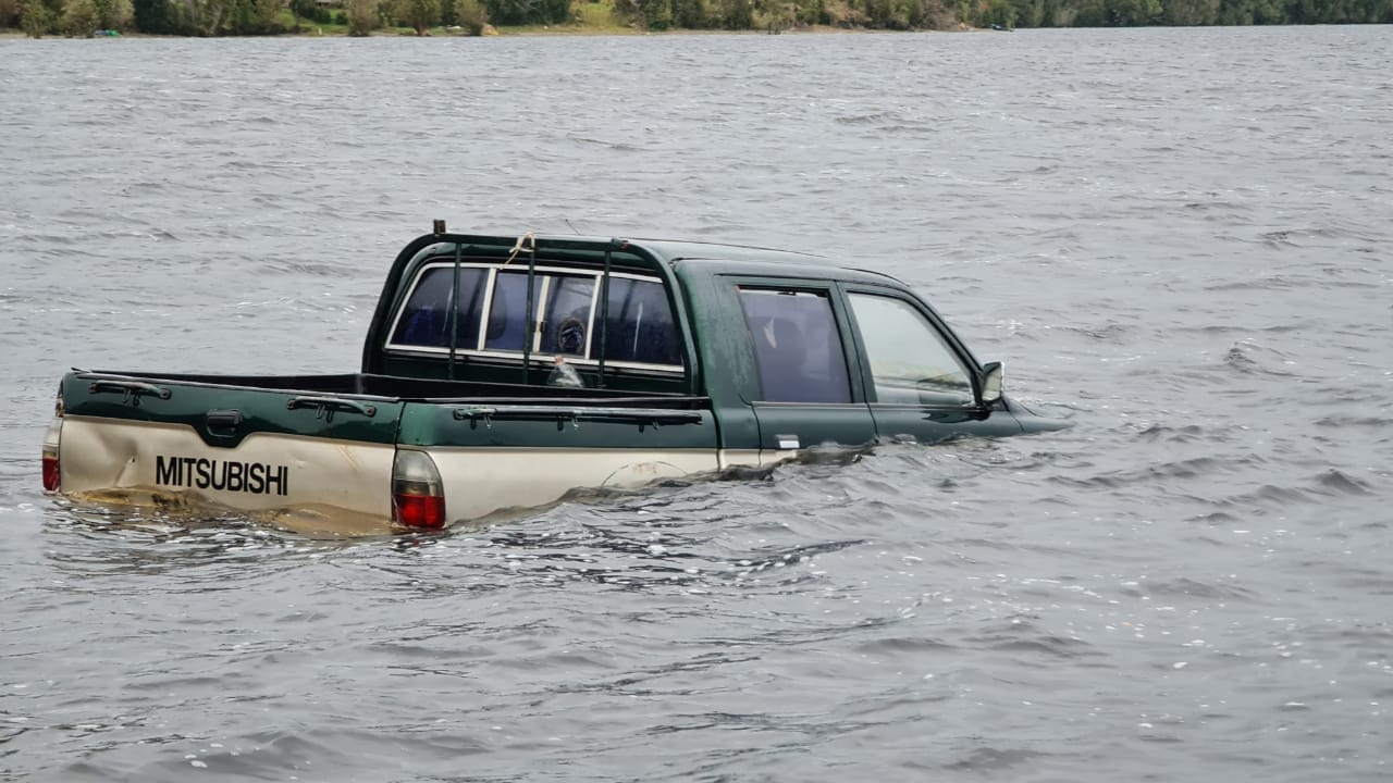 Encuentran camioneta sumergida en lago con dos hombres muertos en su interior