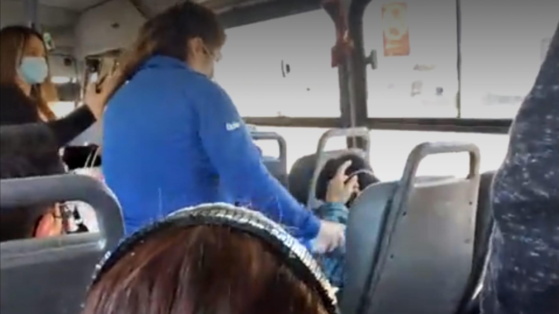 Rocían alcohol gel a hombre que se negó a llevar mascarilla al interior de un bus