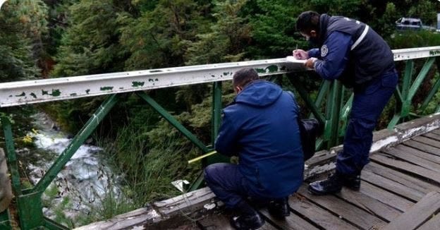 Mujer murió luego de caer de un puente al intentar tomarse una selfie