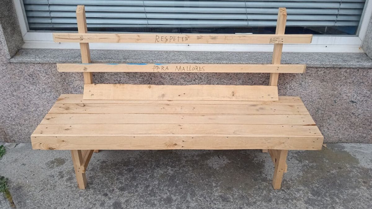 Adulto mayor construyó banca en la calle para que su esposa descanse cuando pasean
